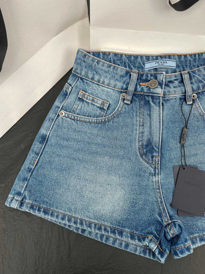 Contrast color high waist washed denim shorts