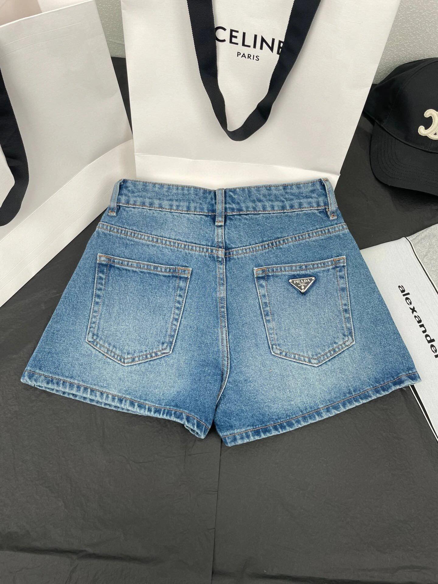 Contrast color high waist washed denim shorts