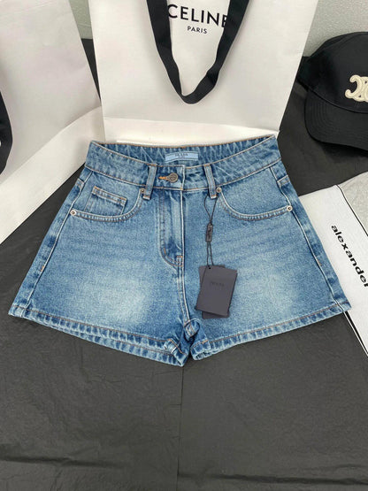 Contrast color high waist washed denim shorts