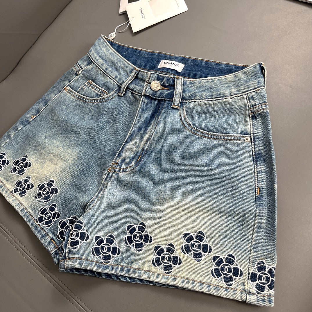 Camellia embroidered denim shorts