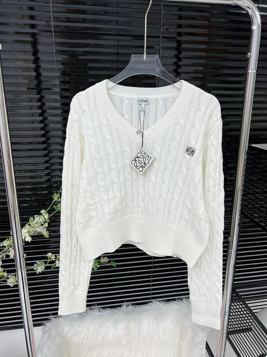 Twisted V-neck embroidered short sweater