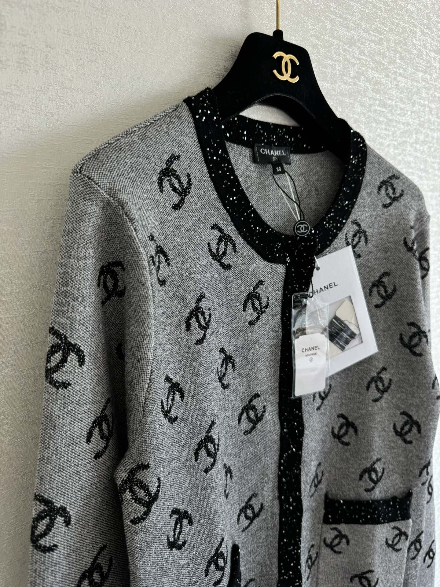 Contrast logo knitted cardigan long sleeves