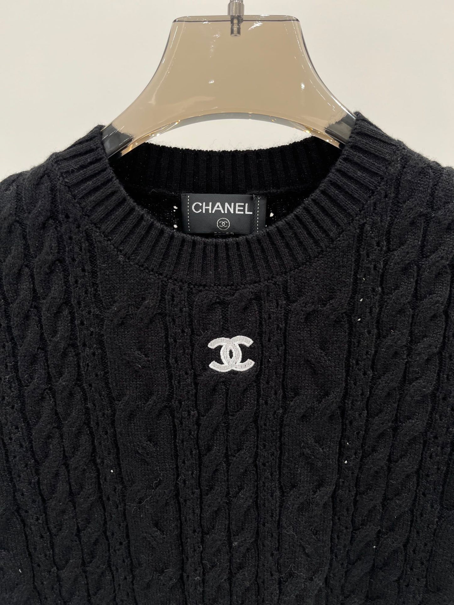 Round neck solid color twist logo knitted long sleeves