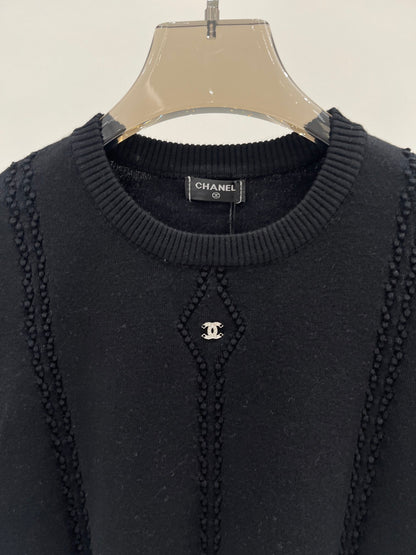 Round neck solid color twist logo knitted long sleeves