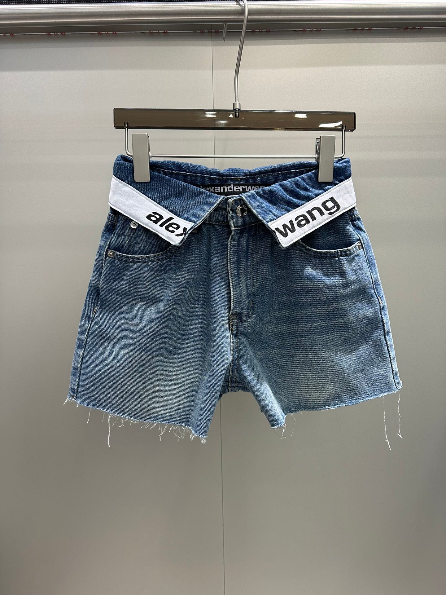 Hot-selling denim shorts