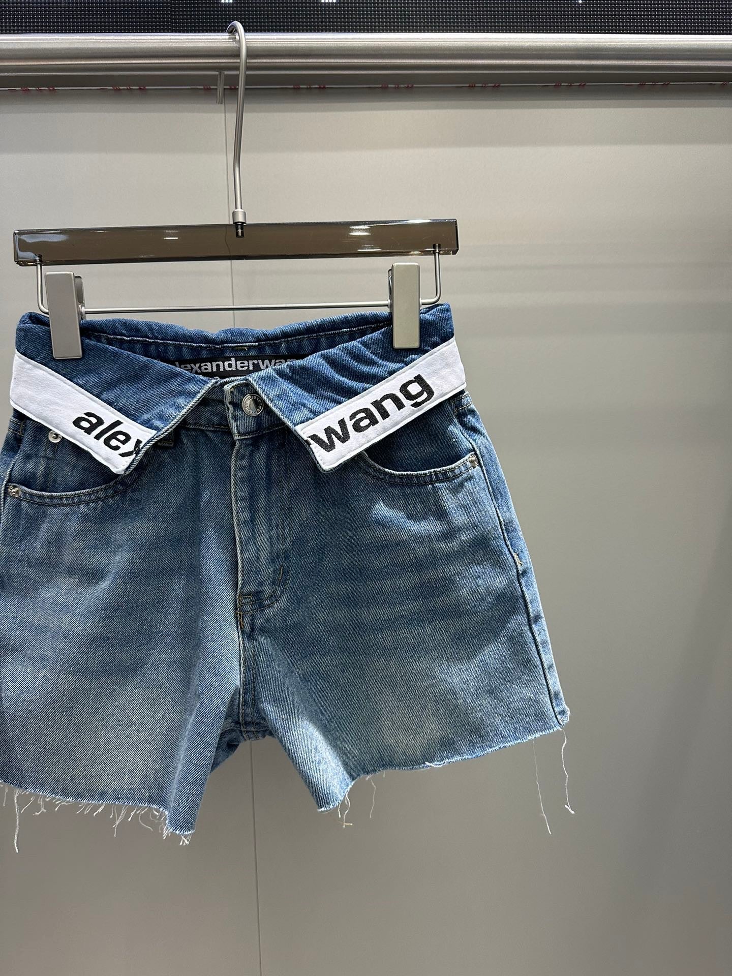 Hot-selling denim shorts