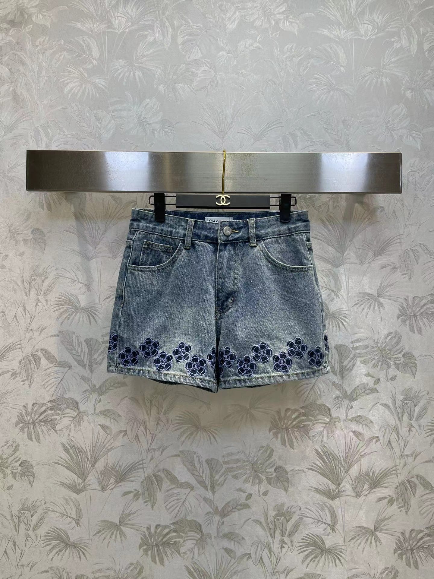 Delicate lace embroidery denim shorts