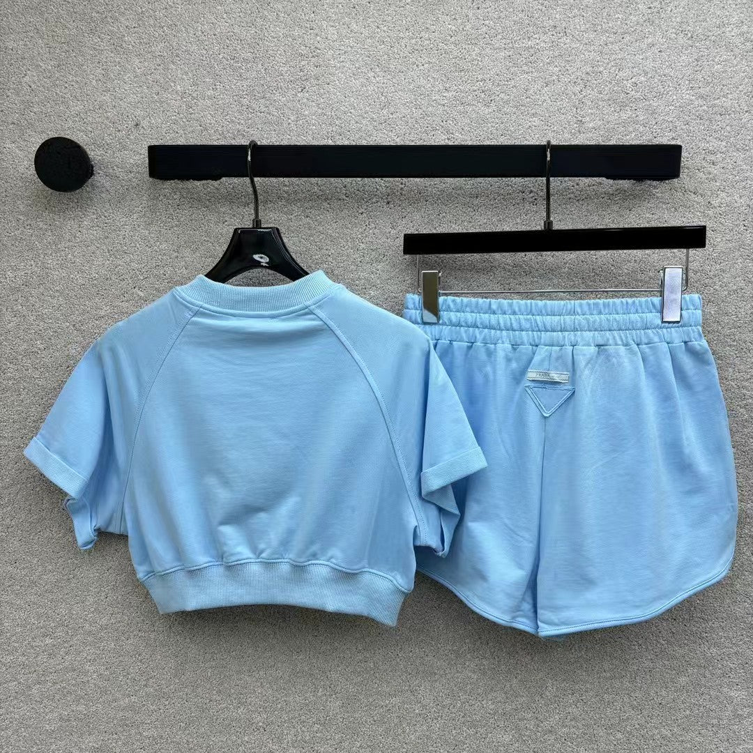 Fashionable dropped shoulder baton design, short sleeves and shorts set