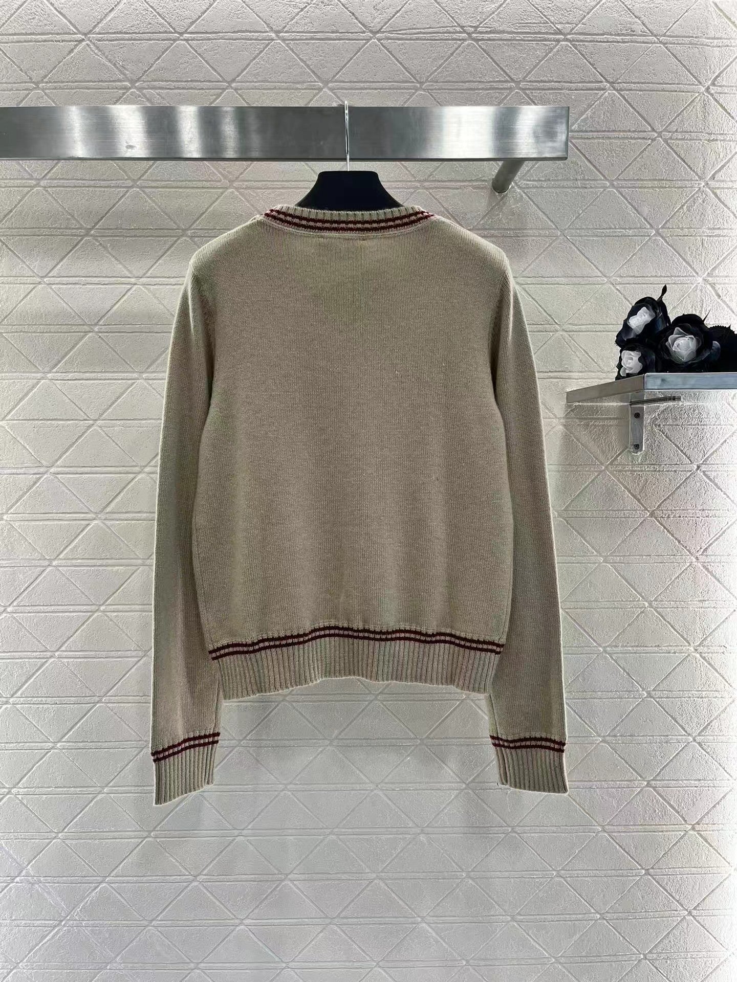 New knitted long sleeve top