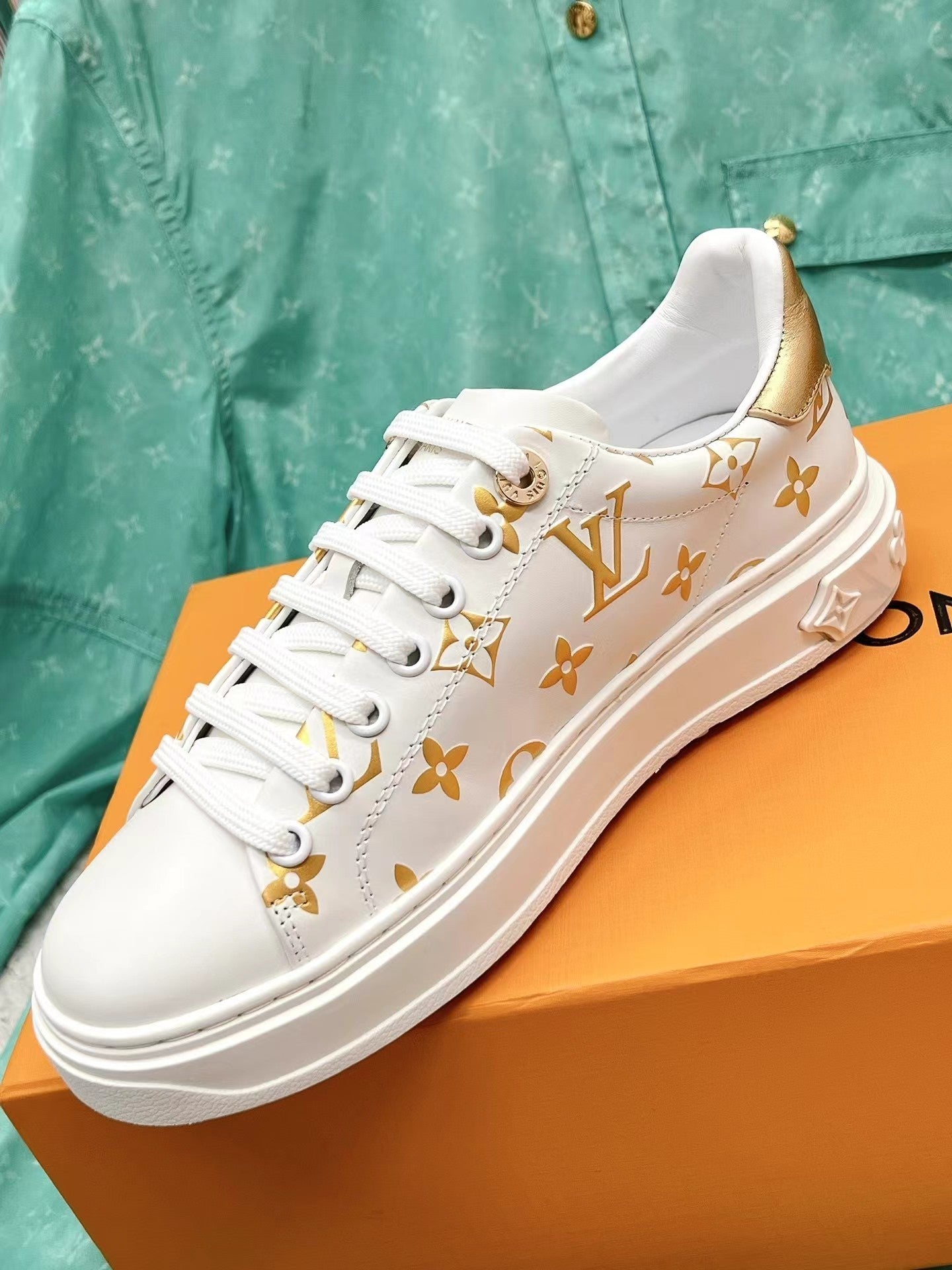 Stylish high quality flat sneakers