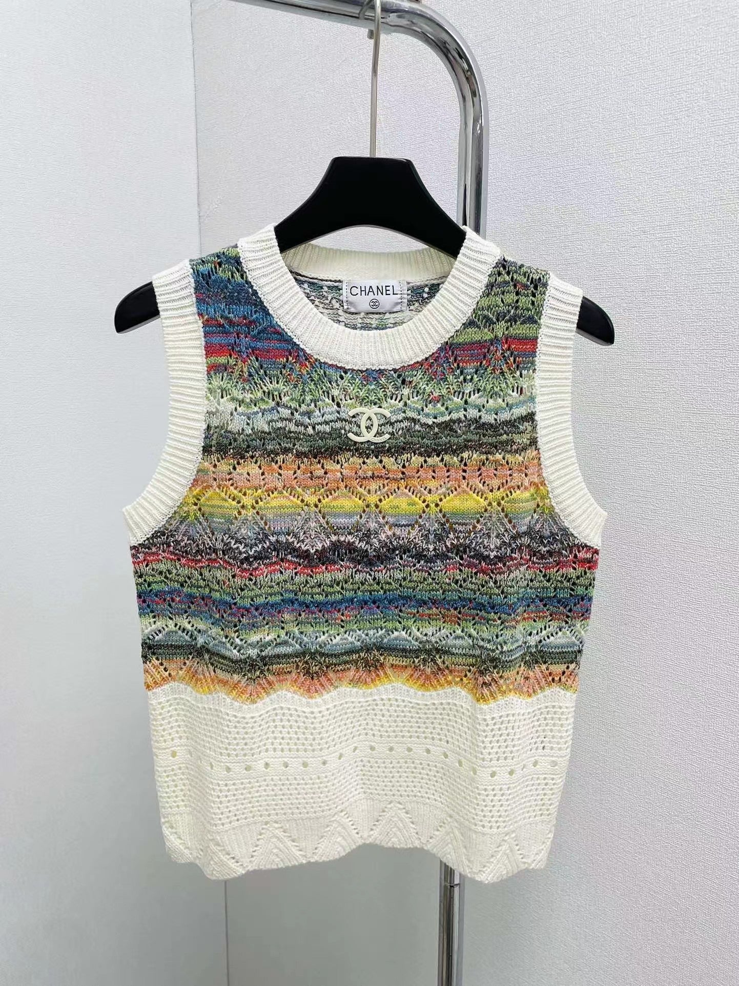 Chane New Gradient Color Stripe Knit Vest