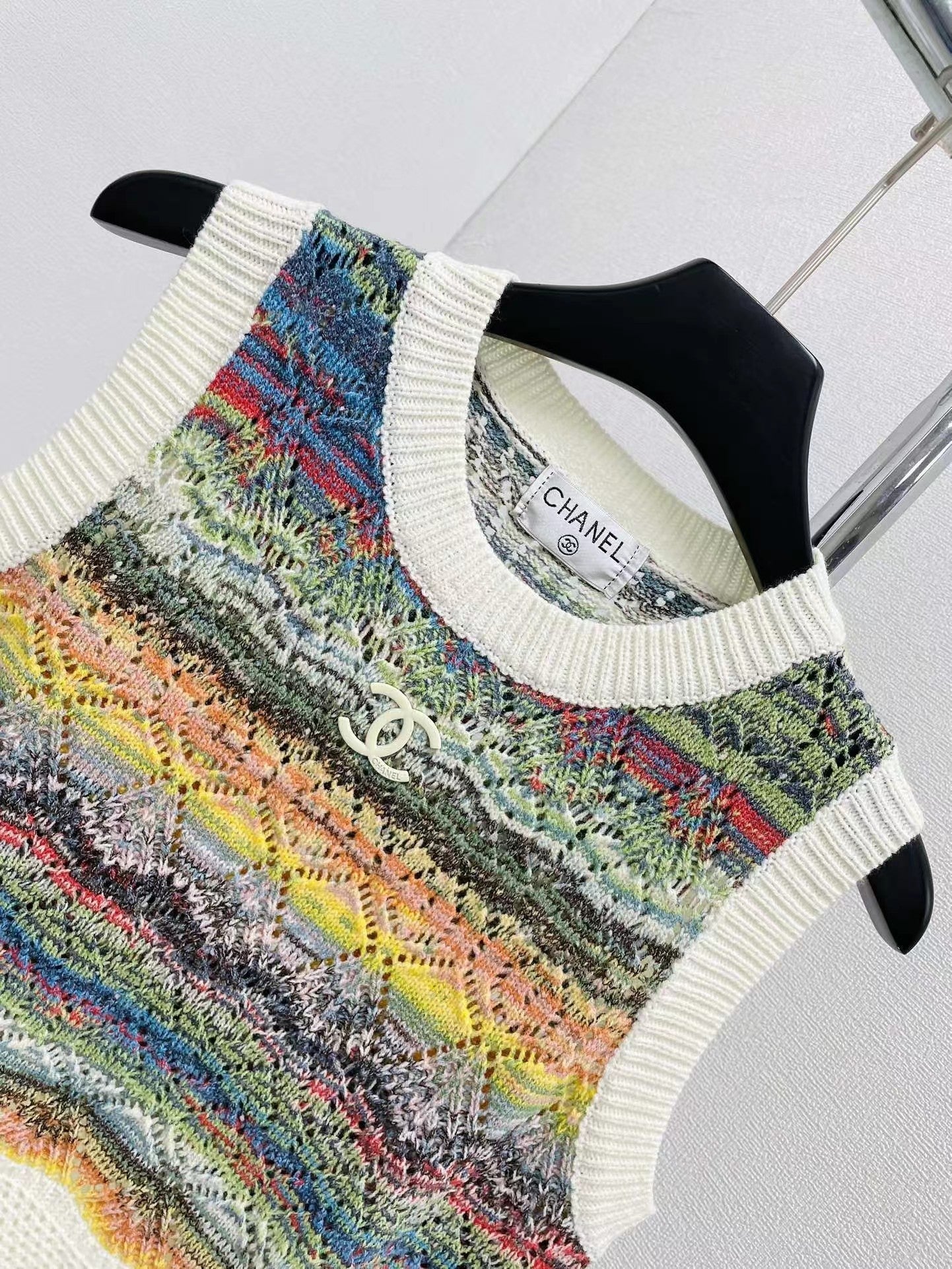 Chane New Gradient Color Stripe Knit Vest