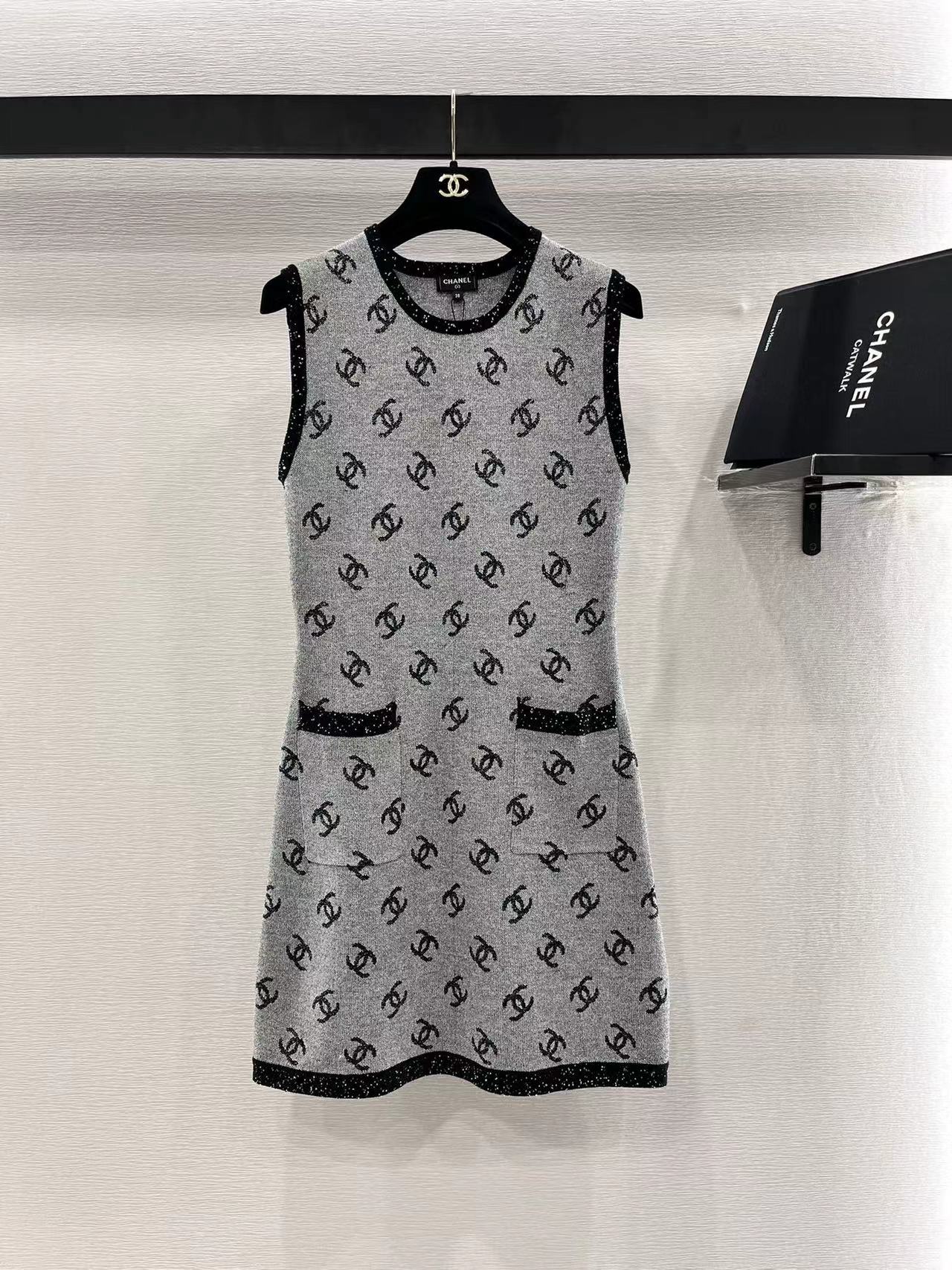 Sleeveless knitted dress