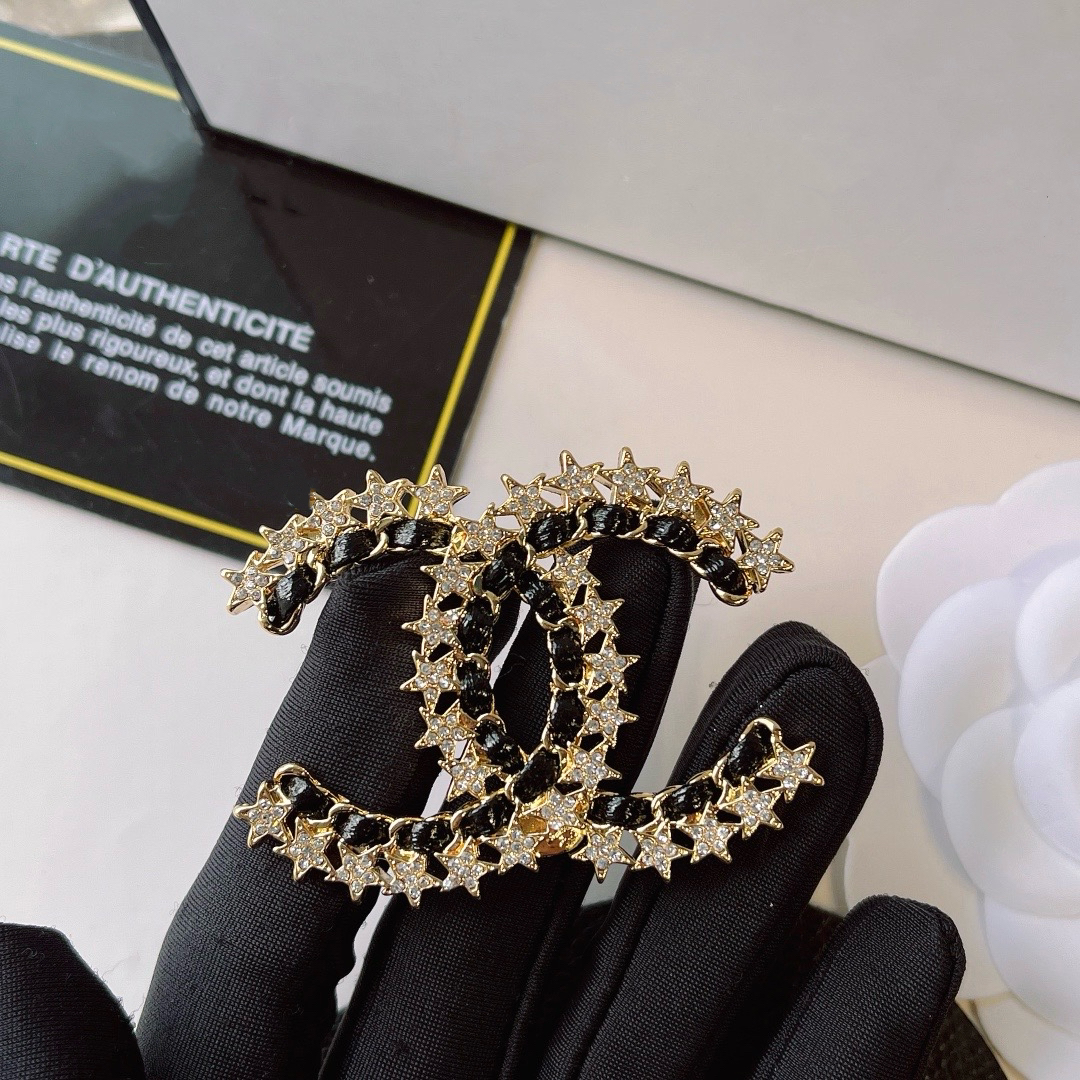 Fashionable And Elegant Brooch For Women