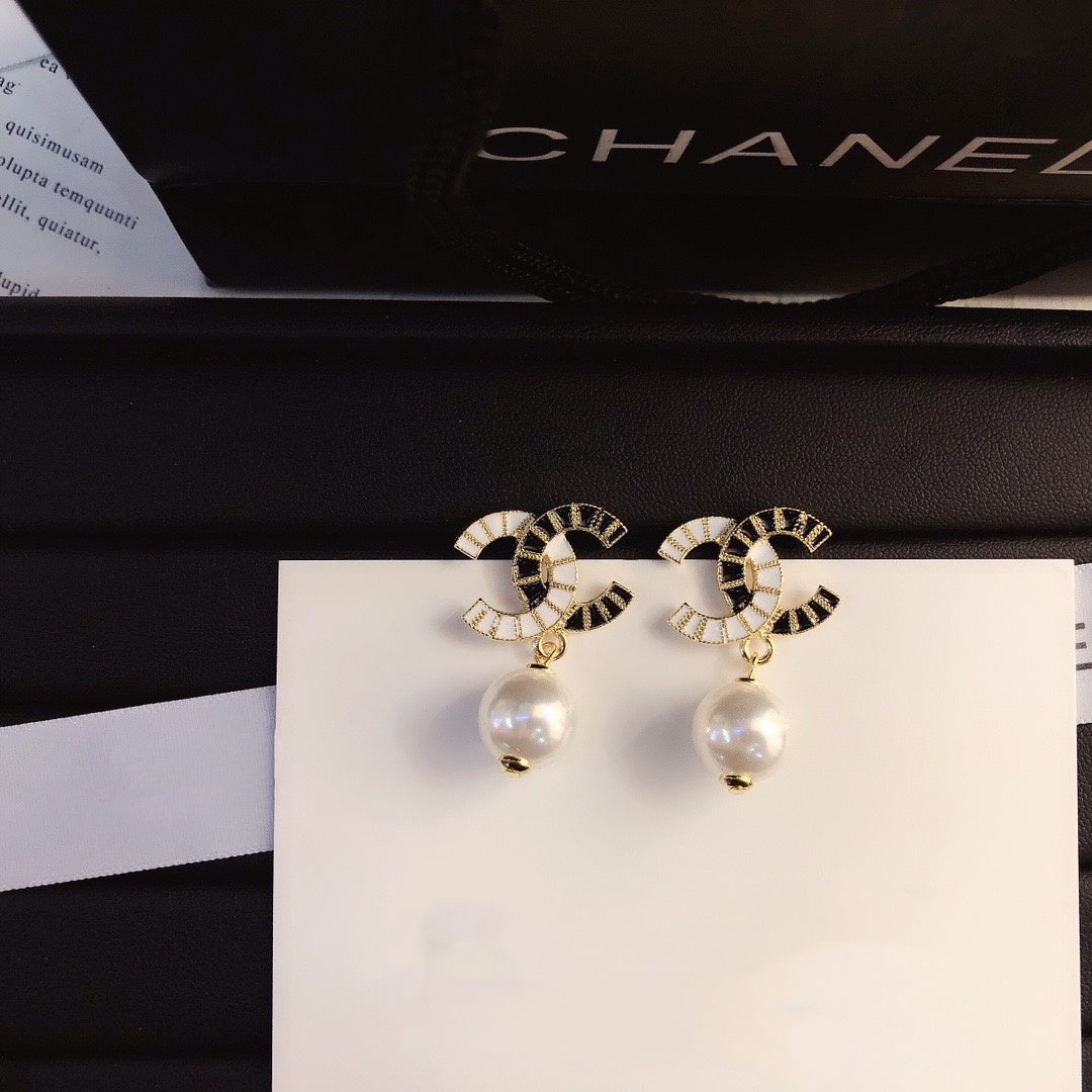 Ladies High-End Pearl Earrings