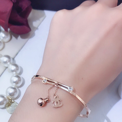 Women‘s Fashion High-End Letter Bracelet