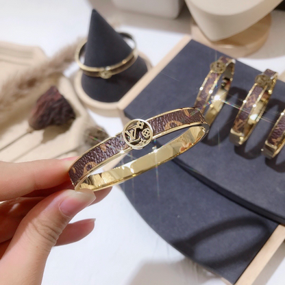 Women‘s Fashion High-End Letter Bracelet