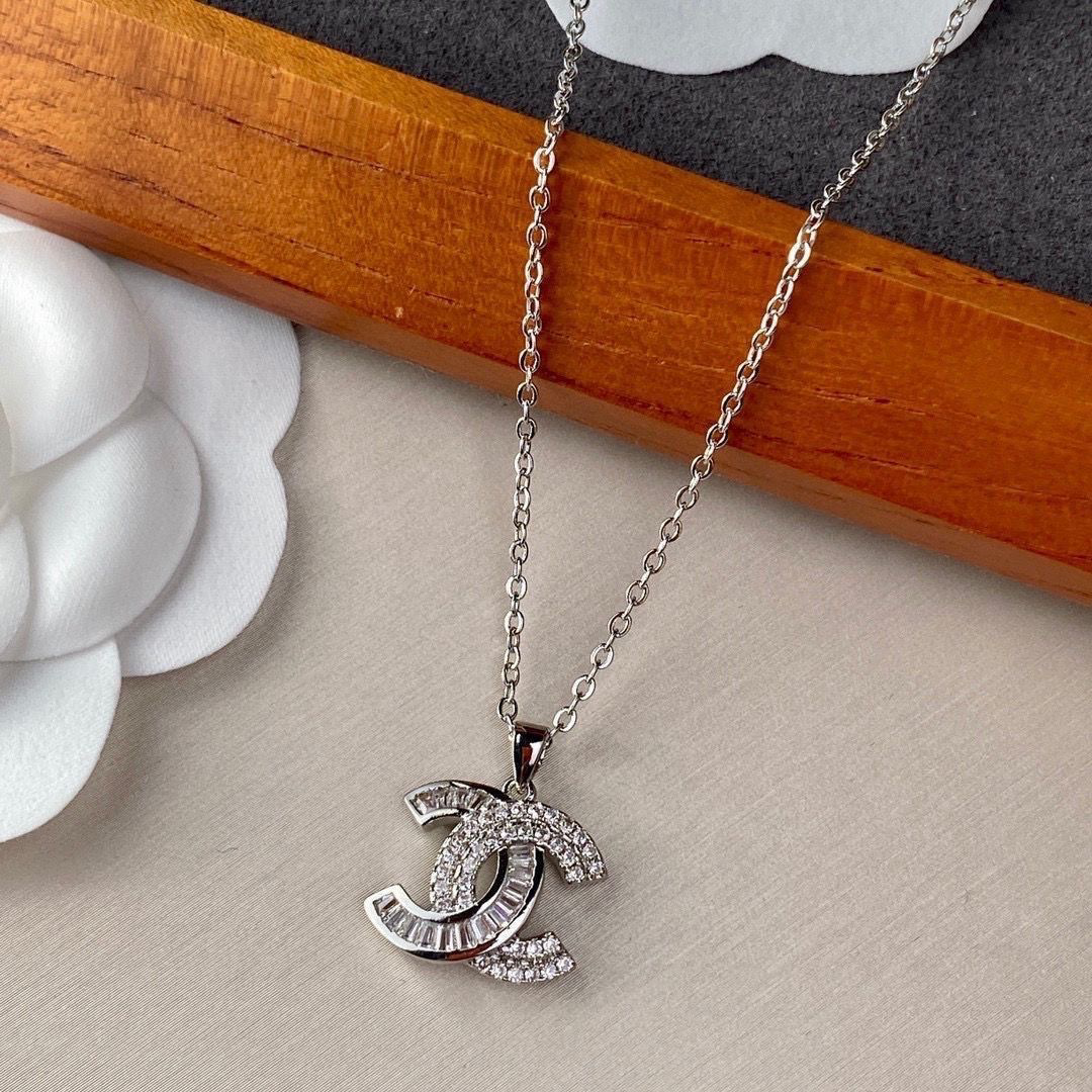 Women's Fashionable And Exquisite Necklaces