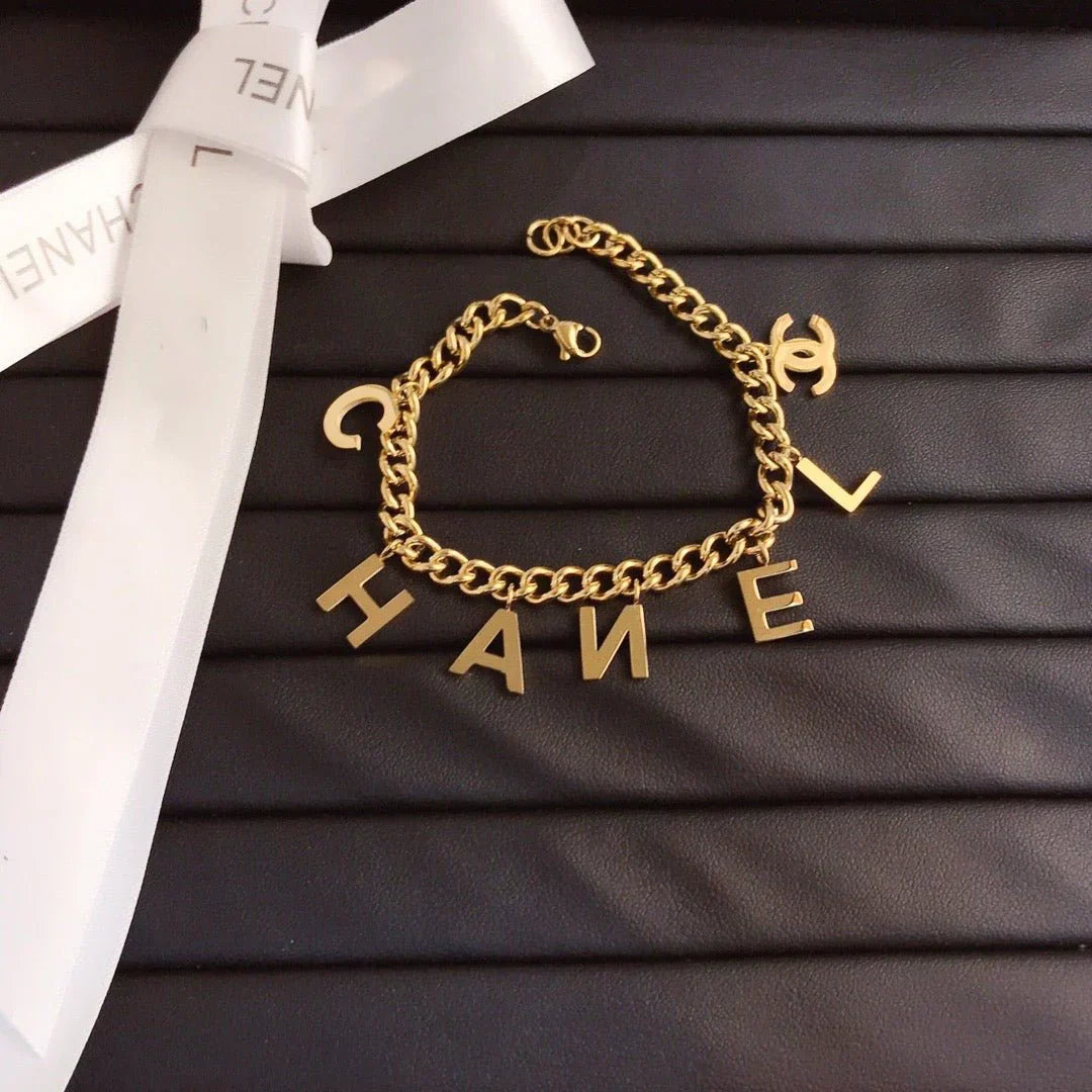 Women‘s Fashion High-End Letter Bracelet