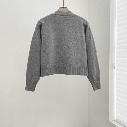 Short, simple and versatile knitted sweater