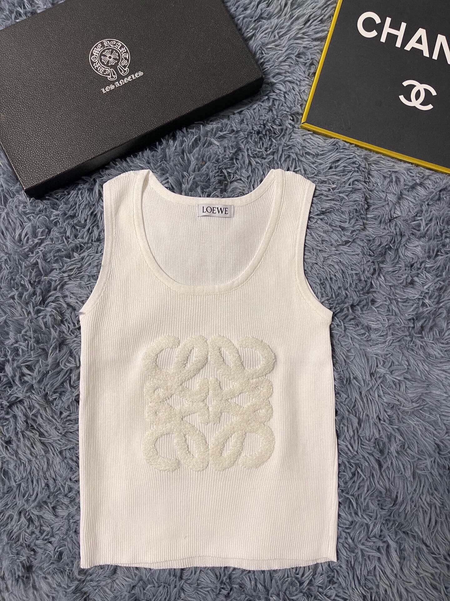 Simple 3D logo printed vest