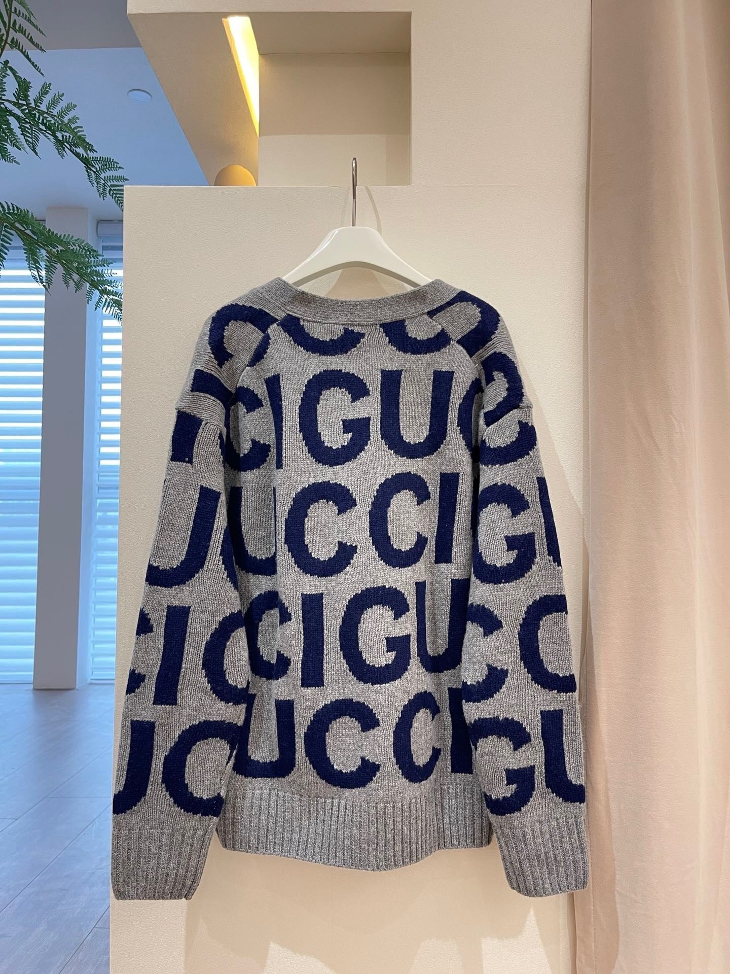 Super good-looking imported wool sweater with big logo print