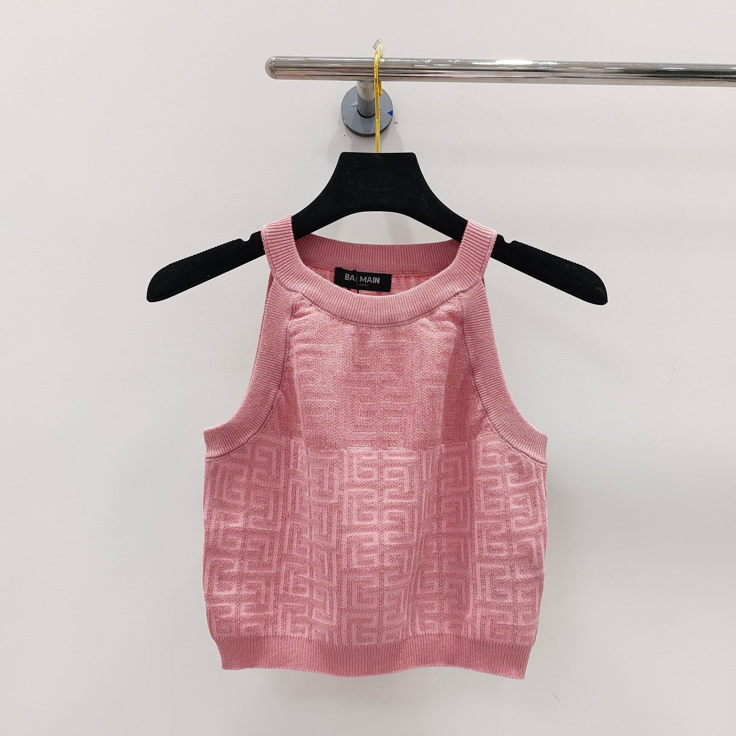 New style knitted vest with hemmed collar and graphic jacquard design