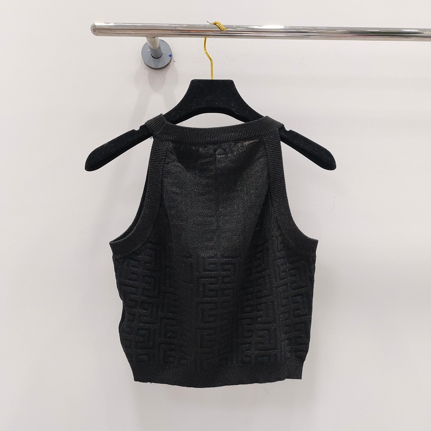 New style knitted vest with hemmed collar and graphic jacquard design