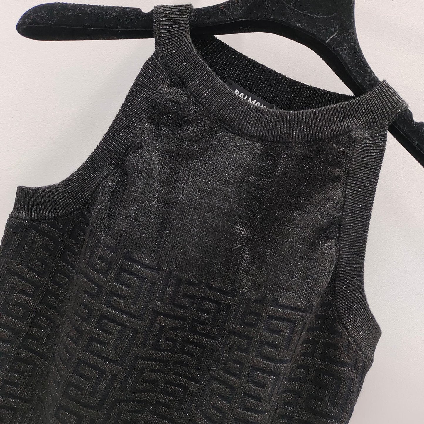 New style knitted vest with hemmed collar and graphic jacquard design