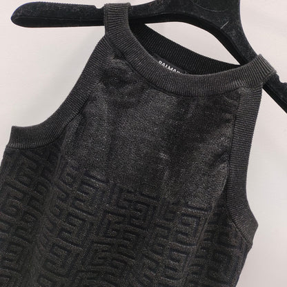 New style knitted vest with hemmed collar and graphic jacquard design