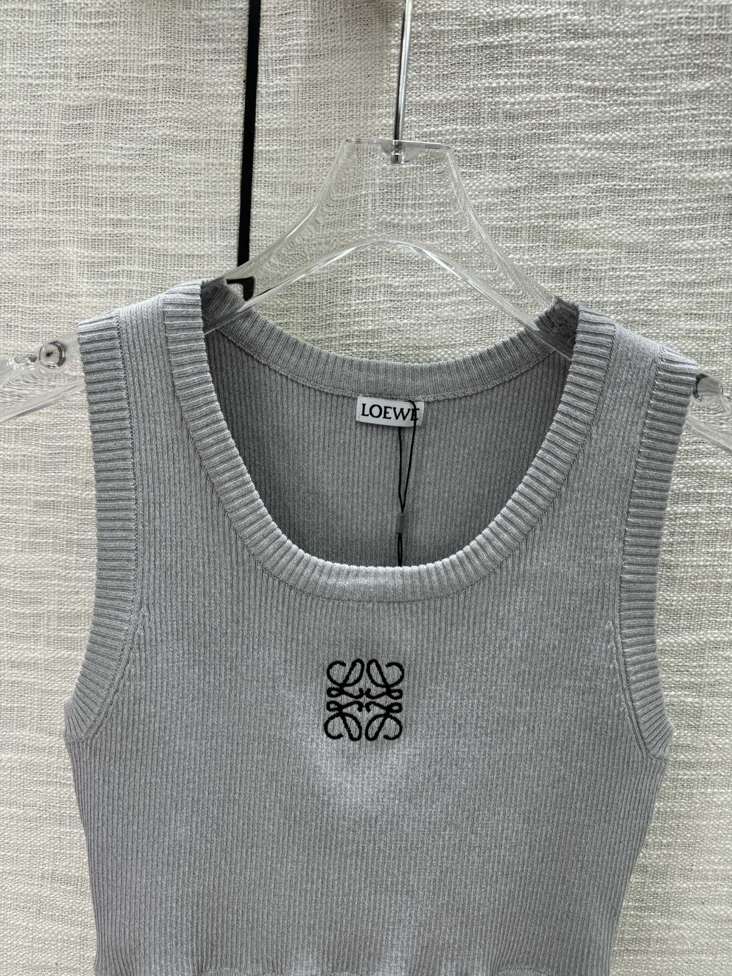 Solid color knitted vest with embroidered logo