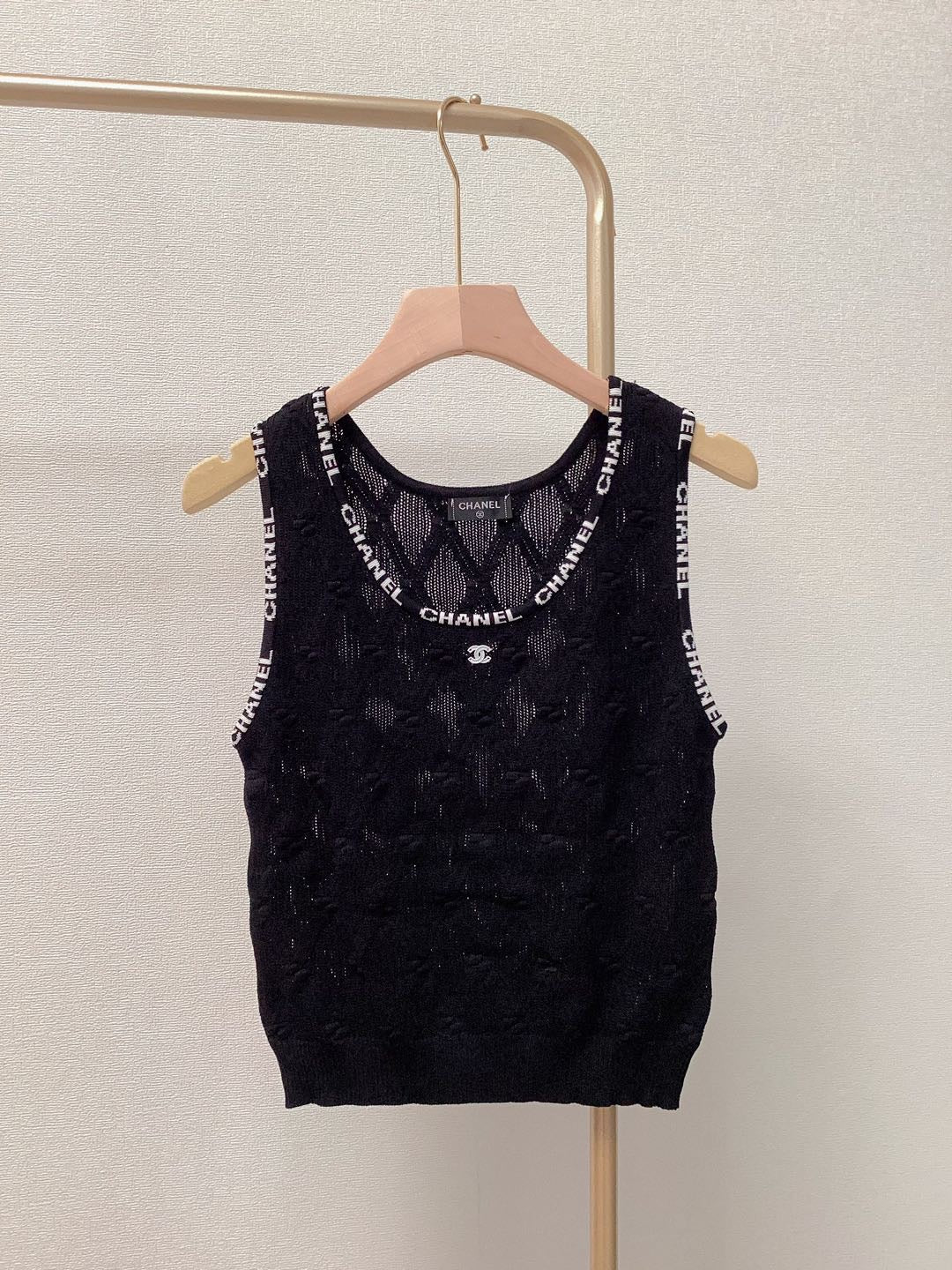 Letter jacquard knitted U-neck vest