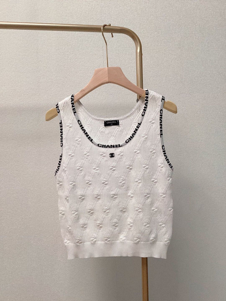 Letter jacquard knitted U-neck vest