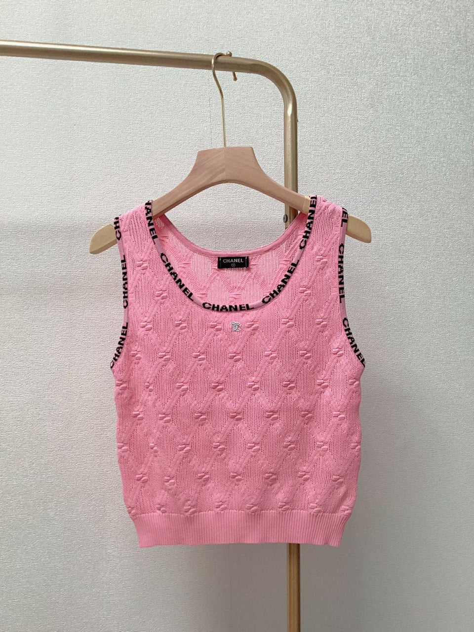 Letter jacquard knitted U-neck vest