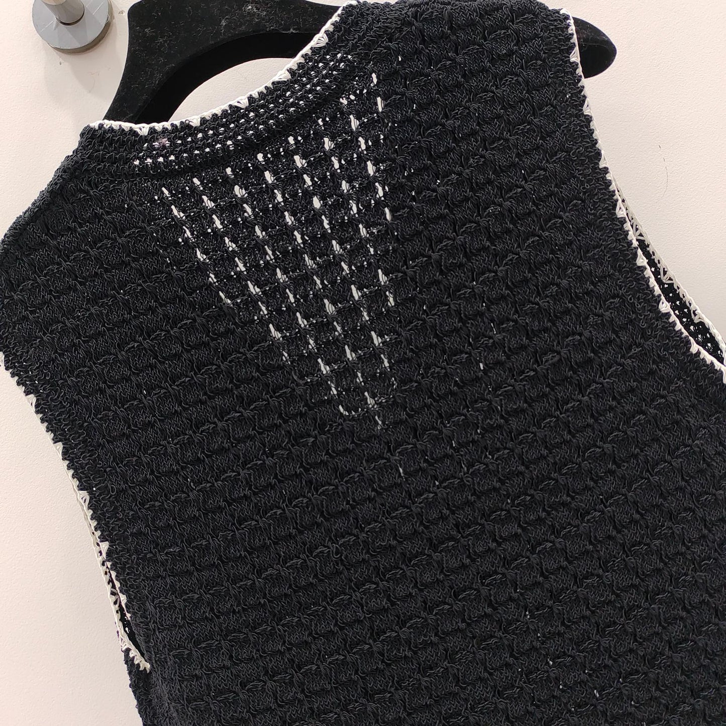 Xiaoxiang's minimalist style, hollow knitted vest