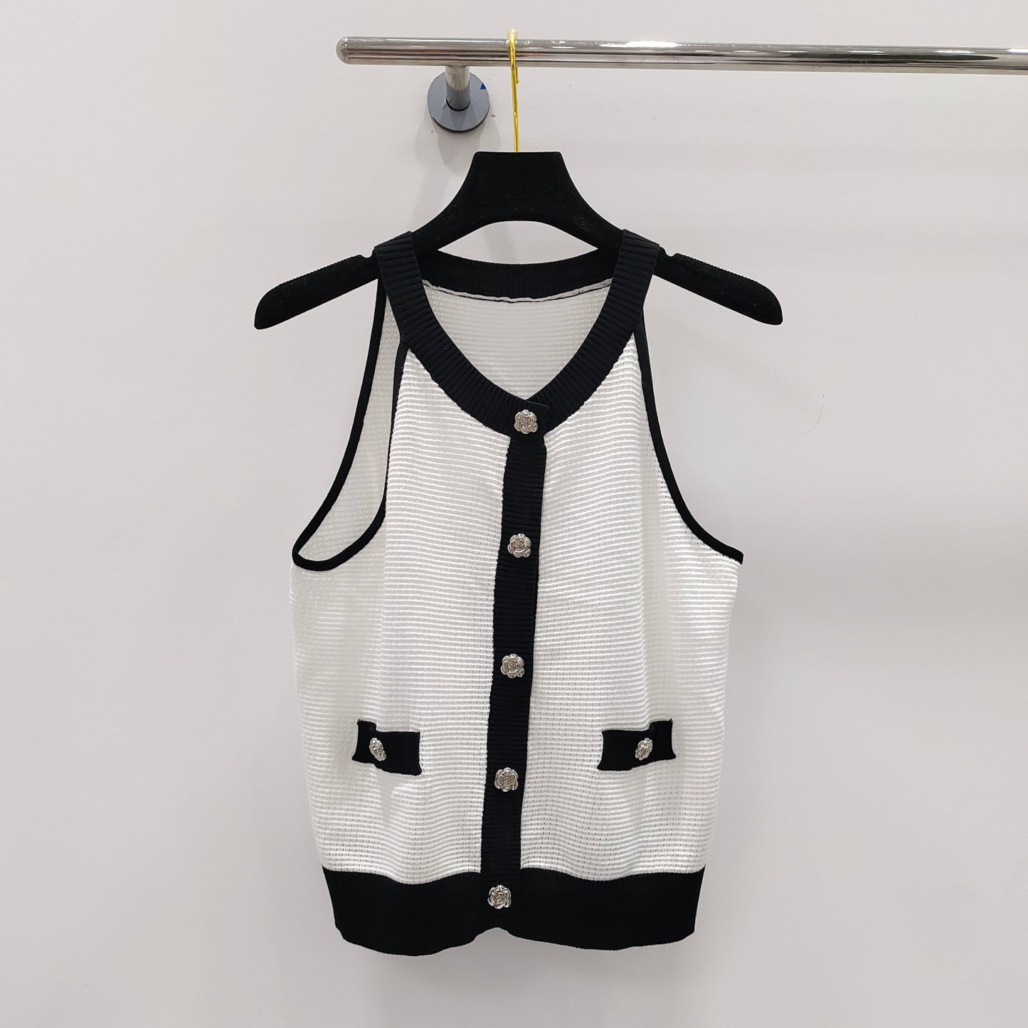 New custom-made camellia buttons, hollow and breathable, slimming hot girl sleeveless vest